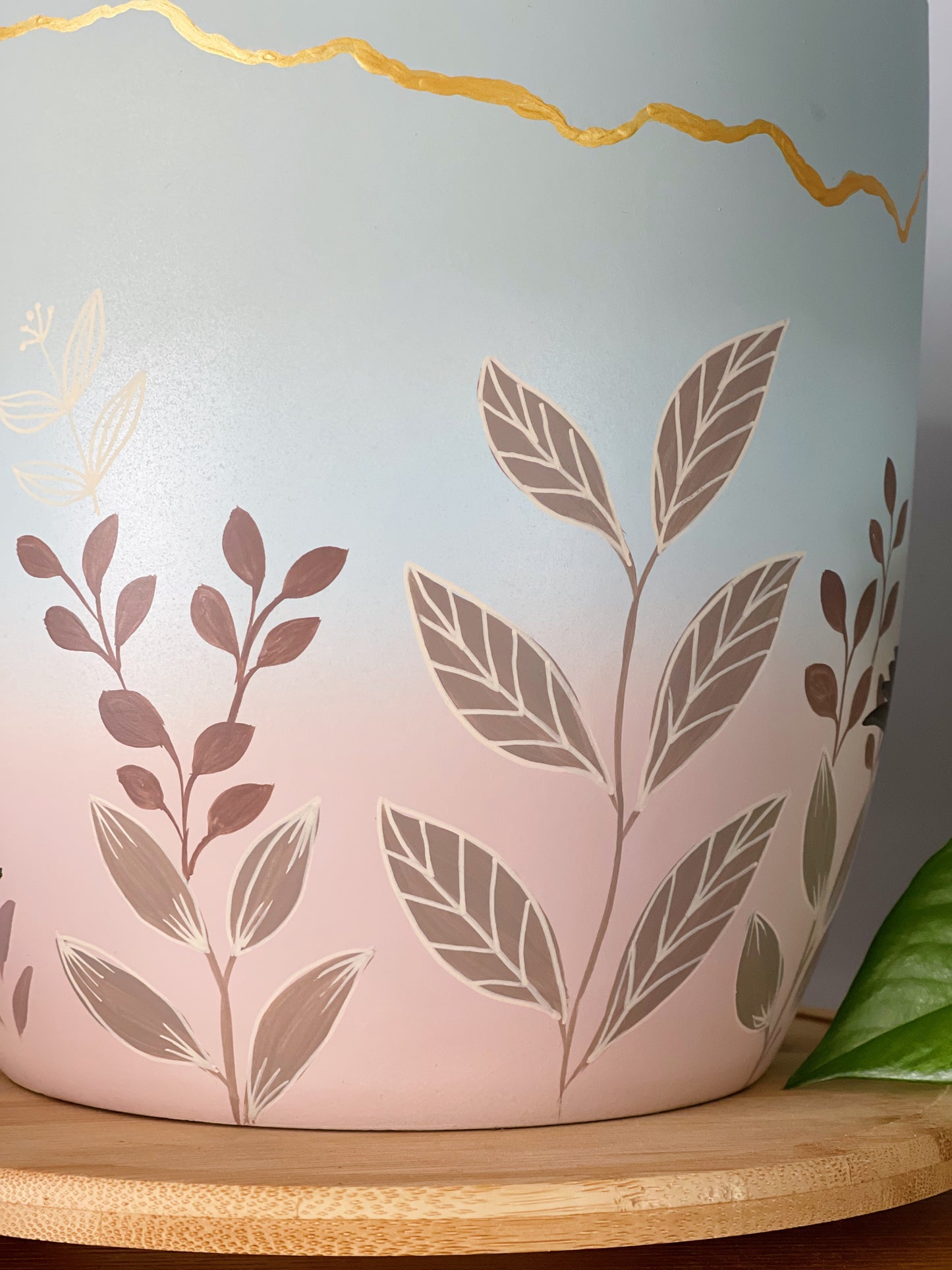 Queen Fantail 21cm Painted Pot