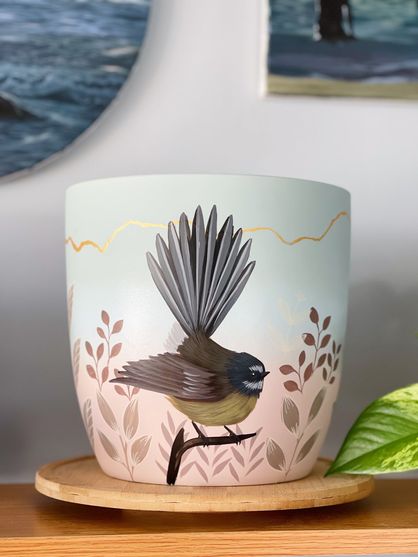 Queen Fantail 21cm Painted Pot