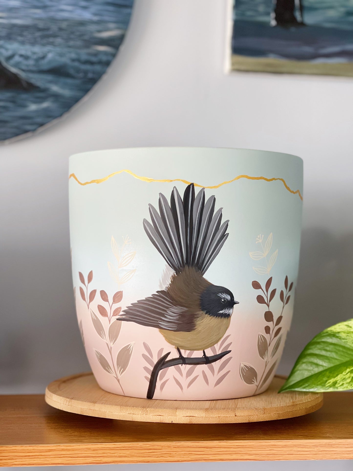 Queen Fantail 21cm Painted Pot