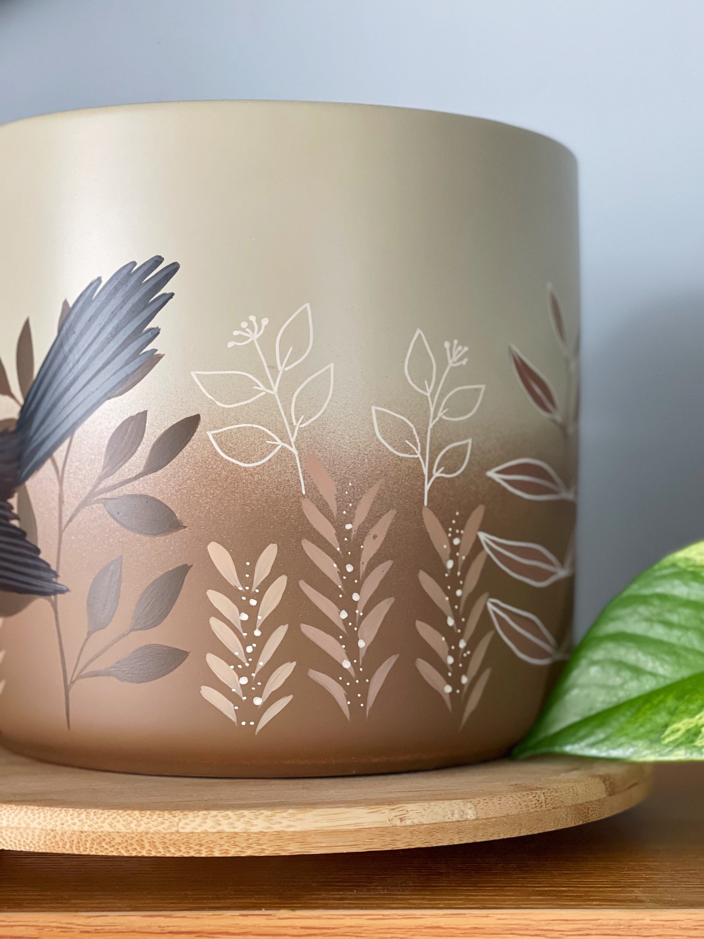 Neutral Fantail 18cm Painted pot